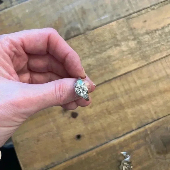Jewelry - Pretty Ring (Cosmetic Jewelry)
